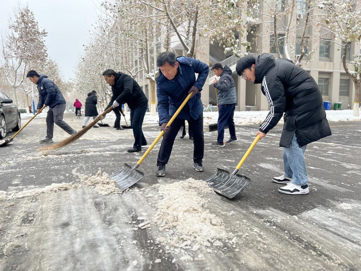 扫雪231211.jpg